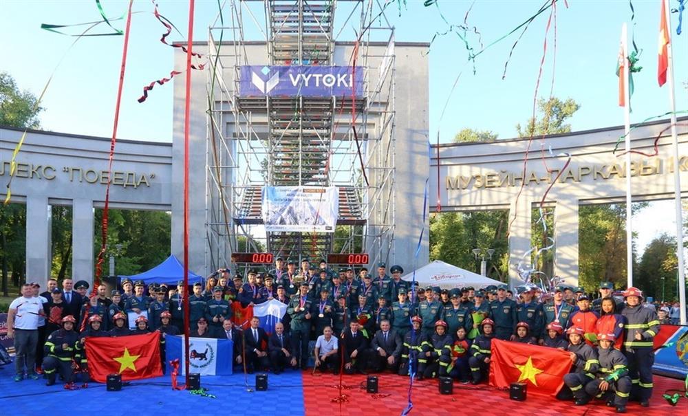 Lãnh đạo Bộ Tình trạng khẩn cấp Cộng hòa Belarus và thành phố Minsk chụp ảnh lưu niệm với các đội tuyển tham gia cuộc thi