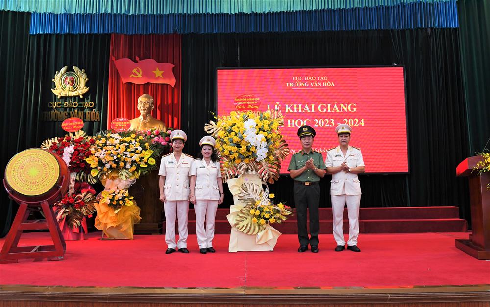 Thứ trưởng Trần Quốc Tỏ trao lẵng hoa tặng Trường Văn hóa.