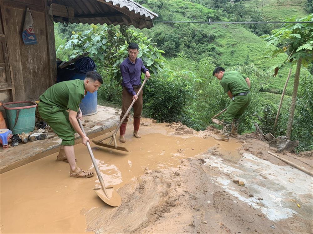 Công an xã khẩn trương giúp bà con khắc phục hậu quả sạt đất.