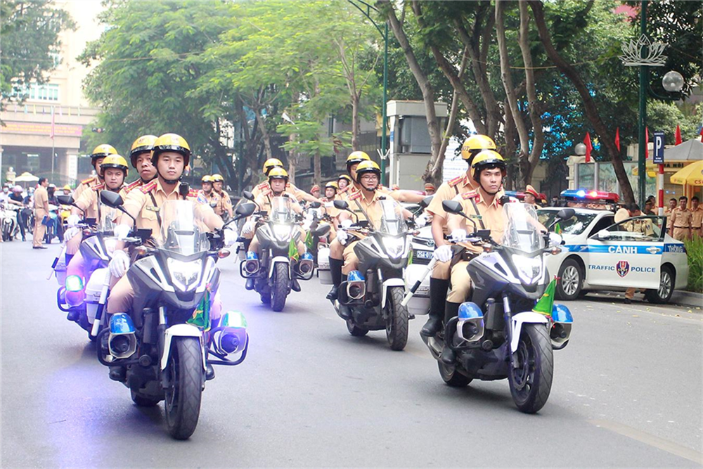 Lực lượng CSGT ra quân bảo đảm trật tự, an toàn giao thông.
