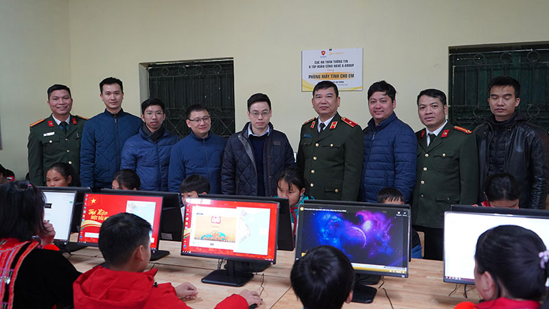 Thiếu tướng Dương Văn Tính, Cục trưởng Cục Công nghệ thông tin và lãnh đạo Cục An toàn thông tin, Bộ Thông tin và Truyền thông trao tặng “Phòng máy cho em”.
