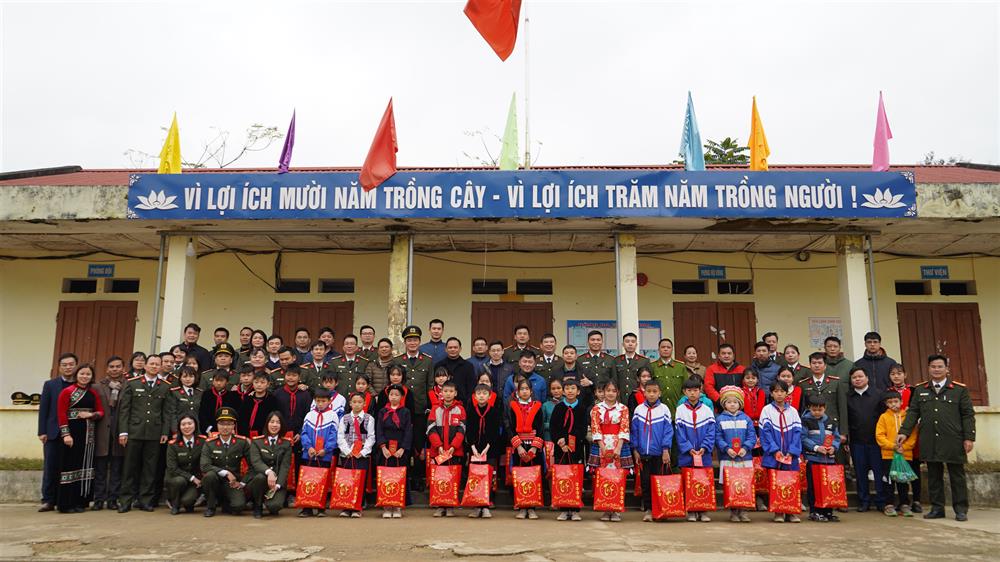 Đoàn trao quà tặng tại điểm trường Khuổi Làng và Trường Phổ thông dân tộc bán trú trung học và trung học cơ sở An Thắng.