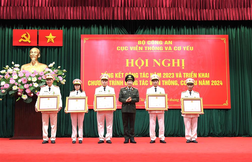 1. Thừa uỷ quyền của lãnh đạo Đảng, Nhà nước, Thứ trưởng Lê Văn Tuyến trao Huân chương Bảo vệ Tổ quốc hạng Ba tặng 05 cá nhân thuộc Cục Viễn thông và cơ yếu.
