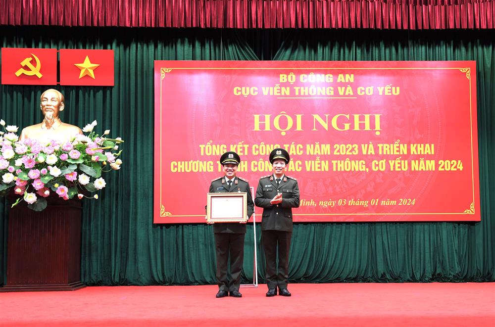 2. Thứ trưởng Lê Văn Tuyến trao Bằng khen của Bộ Công an tặng Cục Viễn thông và cơ yếu.