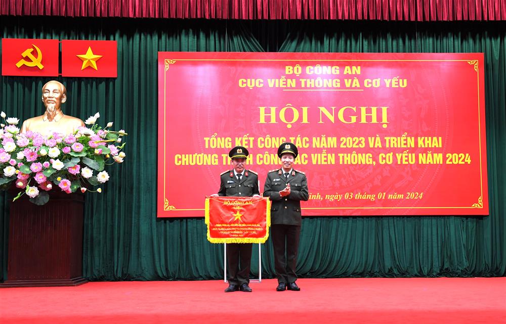 Thứ trưởng Lê Văn Tuyến trao Cờ thi đua của Bộ Công an tặng Phòng Chính trị - Hậu cần, Cục Viễn thông và cơ yếu
