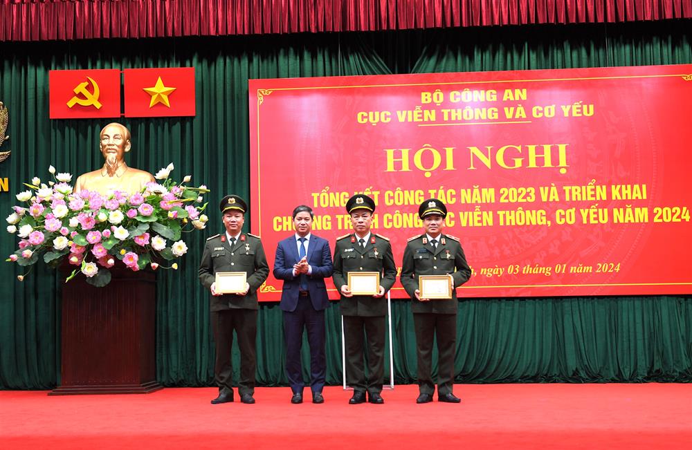 Đồng chí Nguyễn Hữu Hùng, Phó trưởng ban Ban Cơ yếu Chính phủ trao Kỷ niệm chương “Vì sự nghiệp cơ yếu Việt Nam” tặng 03 cá nhân thuộc Cục Viễn thông và cơ yếu.