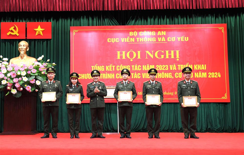 Thiếu tướng Lê Khắc Thuyết, Cục trưởng Cục Viễn thông và cơ yếu trao danh hiệu “Đơn vị Quyết thắng” tặng 05 tập thể.