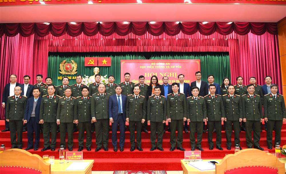 Thứ trưởng Lê Văn Tuyến cùng các đại biểu dự Hội nghị.