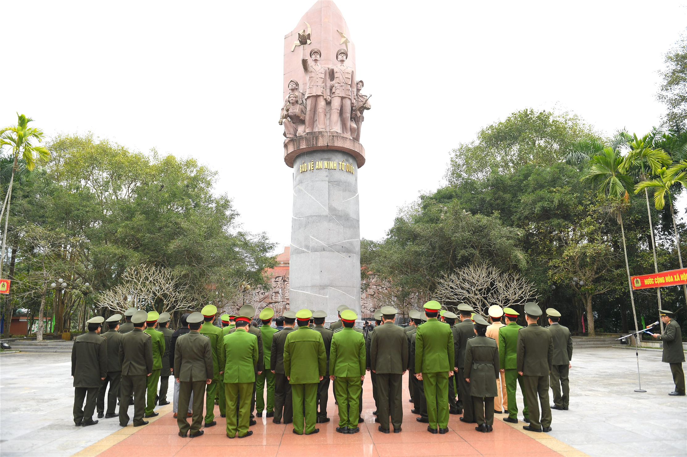 Đoàn đại biểu dâng hương tưởng niệm các Anh hùng liệt sĩ Công an nhân dân.