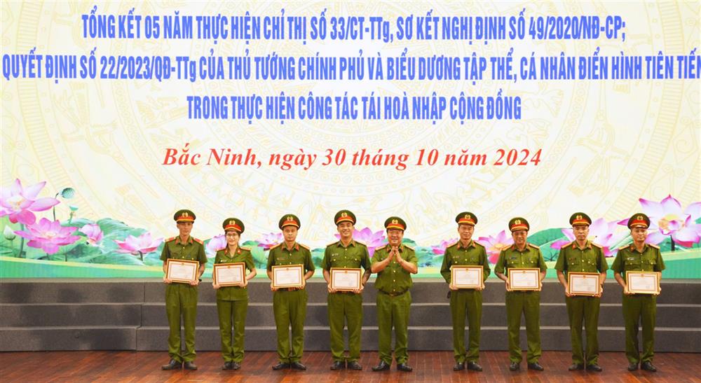 Lãnh đạo Công an tỉnh trao Giấy khen của Giám đốc Công an tỉnh tặng các cá nhân có thành tích.