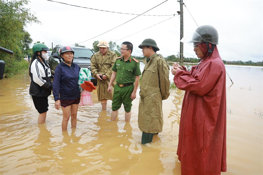 Đại tá Nguyễn Đức Hải, Giám đốc Công an tỉnh chỉ đạo lực lượng Công an cơ sở chủ động ứng phó mưa bão.