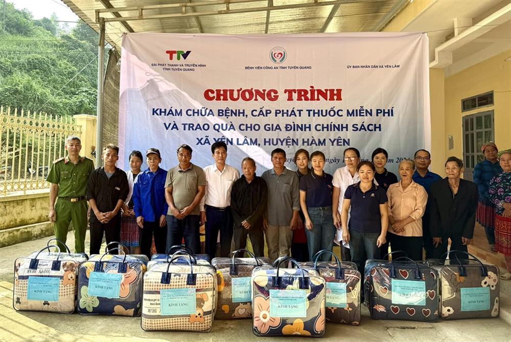 Nhân dịp này, Đoàn công tác đã trao 10 suất quà tặng các gia đình có hoàn cảnh khó khăn trên địa bàn xã Yên Lâm, huyện Hàm Yên.