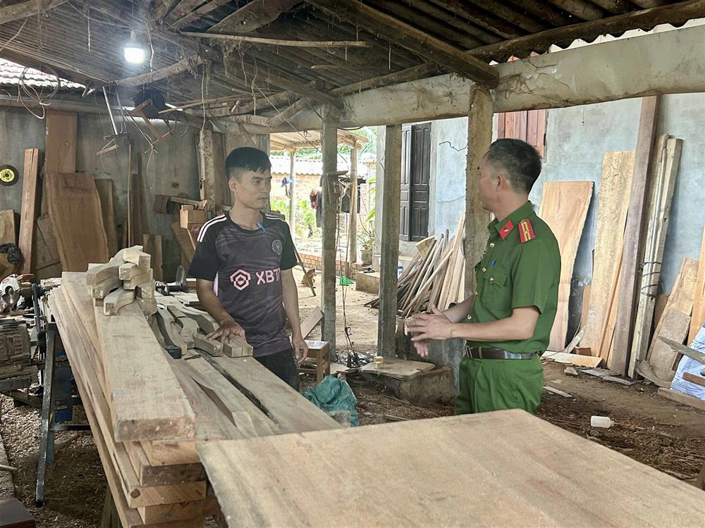 Công an huyện Hoài Ân thường xuyên gặp gỡ, nắm bắt tâm tư nguyện vọng của anh L. để có sự định hướng hỗ trợ kịp thời.
