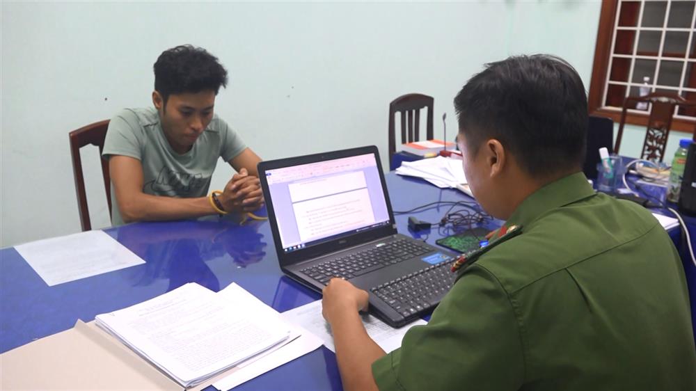 Lực lượng Công an lấy lời khai đối tượng mua bán trái phép chất ma túy.