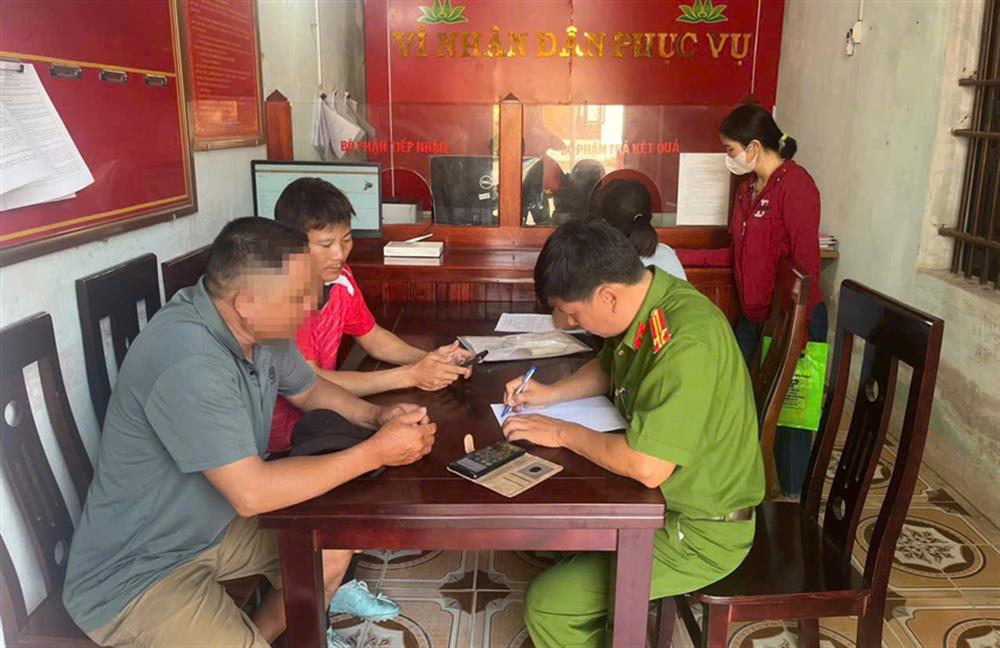 Công an xã Diễn Hùng hướng dẫn anh T.Q.C. thực hiện các thủ tục liên quan để lấy lại số tiền bị lừa đảo