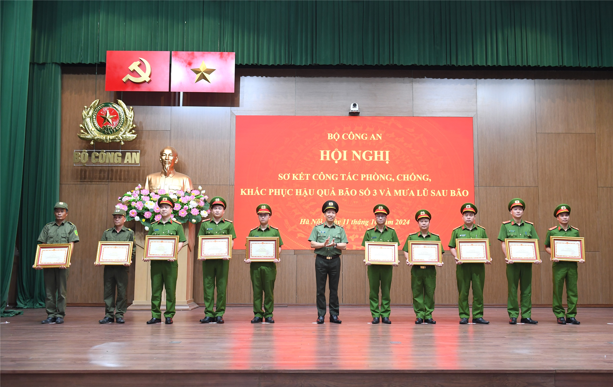 Thứ trưởng Lê Văn Tuyến trao Bằng khen của Bộ Công an tặng các tập thể và cá nhân có thành tích xuất sắc.