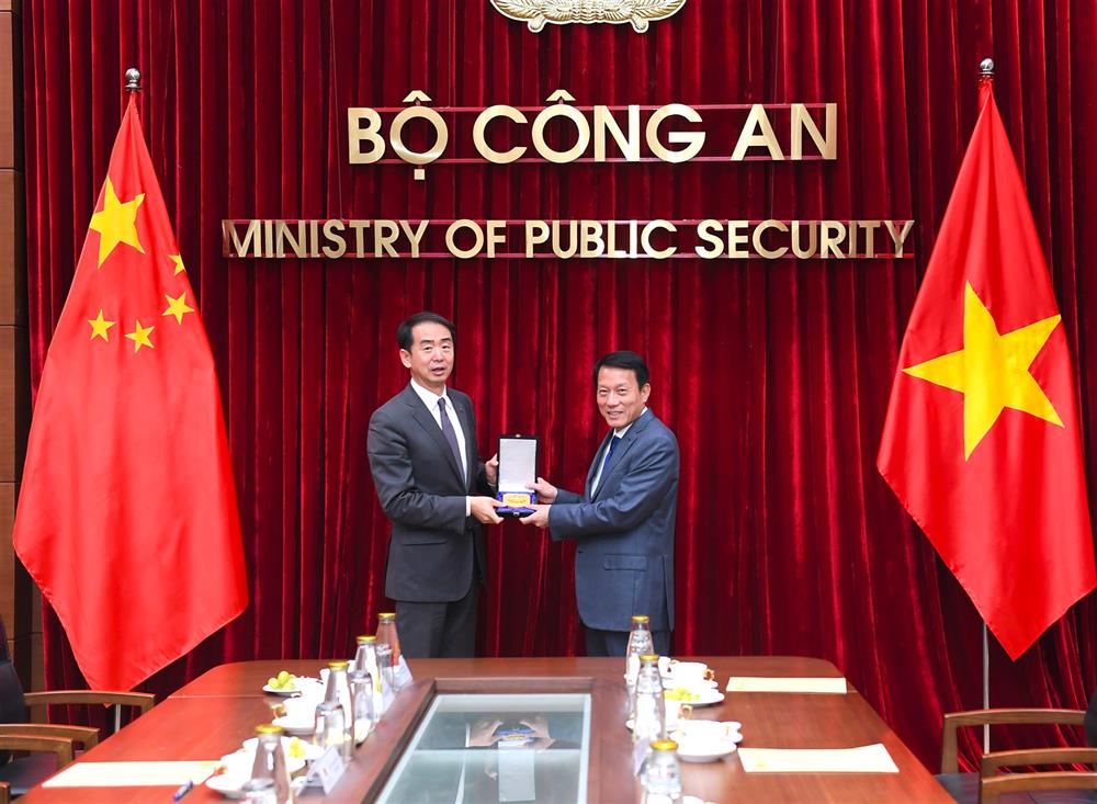Bộ trưởng Lương Tam Quang trao quà tặng Đại sứ Hà Vĩ.