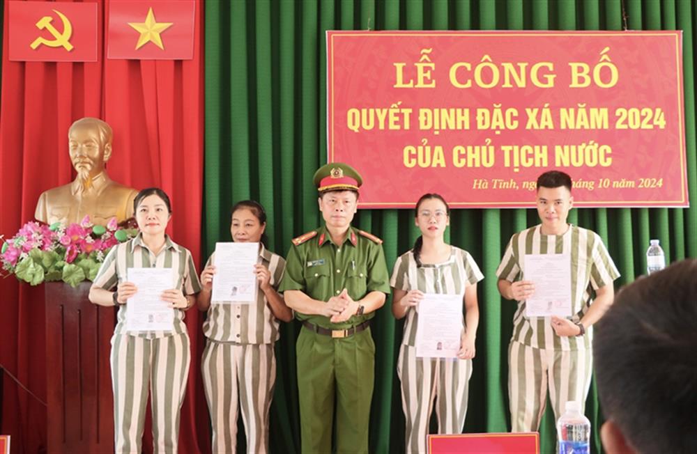 Giám thị Trại tạm giam Công an tỉnh trao Quyết định đặc xá cho 04 phạm nhân.