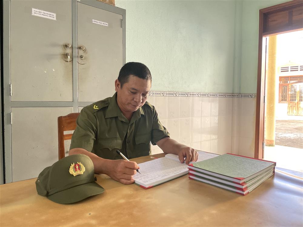 Đồng chí Trần Đình Ninh nghiên cứu hồ sơ, tài liệu liên quan đến ANTT trên địa bàn.