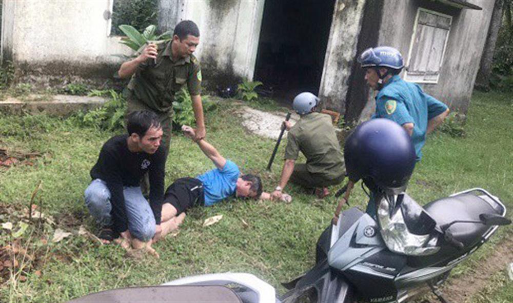 Đồng chí Trần Đình Ninh (người đứng) cùng các thành viên khống chế, bắt giữ nghi can Đ.