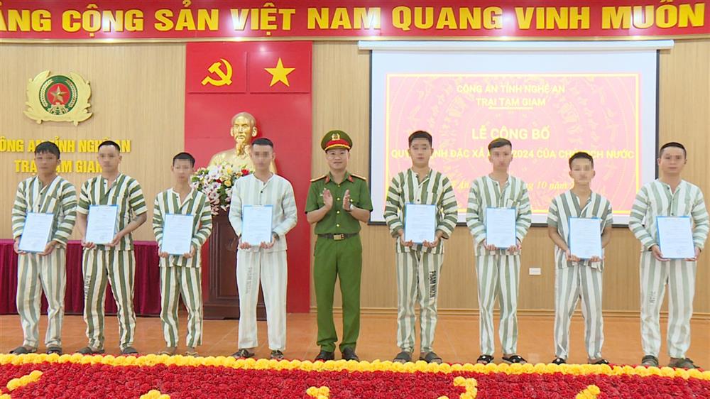Trao Quyết định đặc xá của Chủ tịch nước cho 16 phạm nhân tại Trại Tạm giam Công an tỉnh Nghệ an