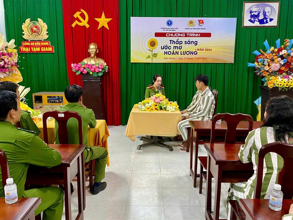Tọa đàm với phạm nhân trong độ tuổi thanh thiếu niên.