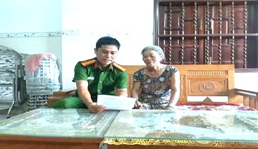 Bà Hồ Thị Xanh (ở xã Hoài Phú) tích cực góp ý, chia sẻ thông tin cho lực lượng Công an để mô hình hoạt động chất lượng hơn.