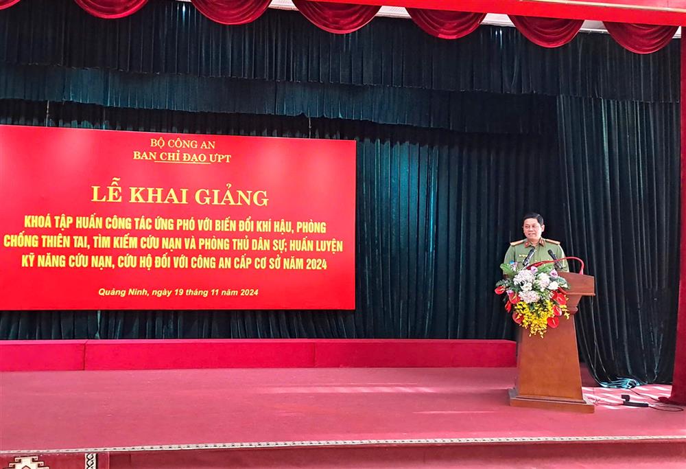 Đại tá Nguyễn Hồng Nguyên, Phó trưởng Ban Thường trực Ban Chỉ đạo ƯPT Bộ Công an, Phó Chánh Văn phòng Bộ Công an phát biểu tại Lễ khai giảng.