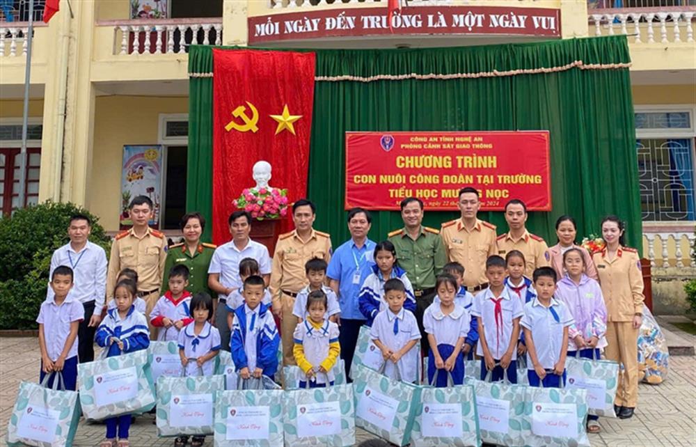 Cán bộ, chiến sỹ Phòng CSGT trao nhiều phần quà ý nghĩa tặng các em học sinh Trường Tiểu học Mường Nọc.