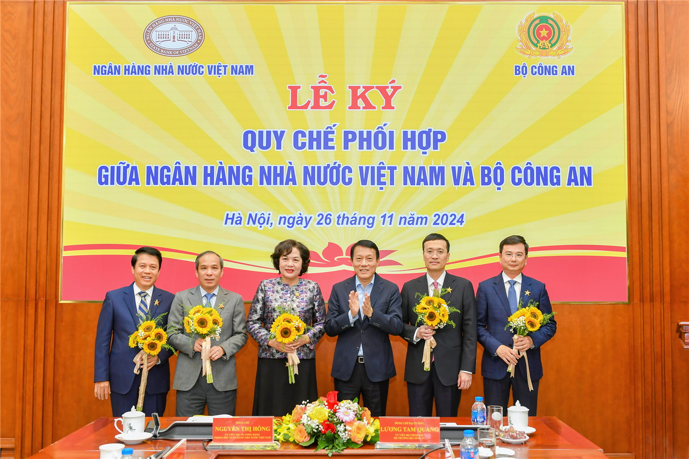 Bộ trưởng Lương Tam Quang trao Kỷ niệm chương “Bảo vệ an ninh Tổ quốc” tặng các đồng chí lãnh đạo NHNN Việt Nam.
