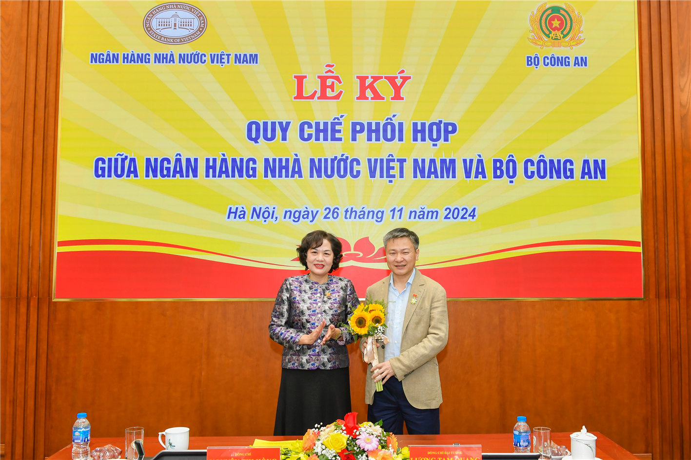 Đồng chí Nguyễn Thị Hồng, Thống đốc NHNN Việt Nam trao Kỷ niệm chương “Vì sự nghiệp Ngân hàng Việt Nam” tặng các đồng chí lãnh đạo Bộ Công an.