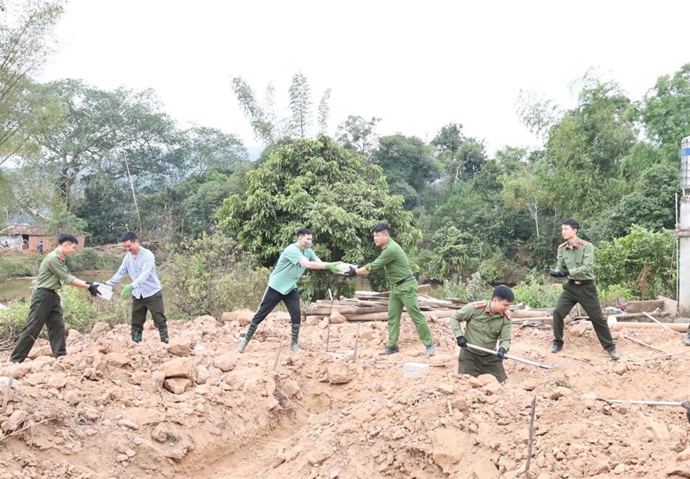 Các cán bộ, chiến sĩ hỗ trợ vận chuyển vật liệu, đào móng xây dựng;