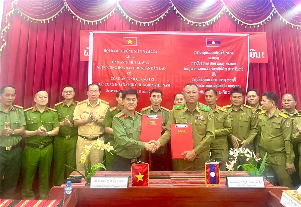 Lãnh đạo Công an hai tỉnh Quảng Trị và Salvan ký, trao Biên bản ghi nhớ hợp tác giai đoạn 2024 - 2025.