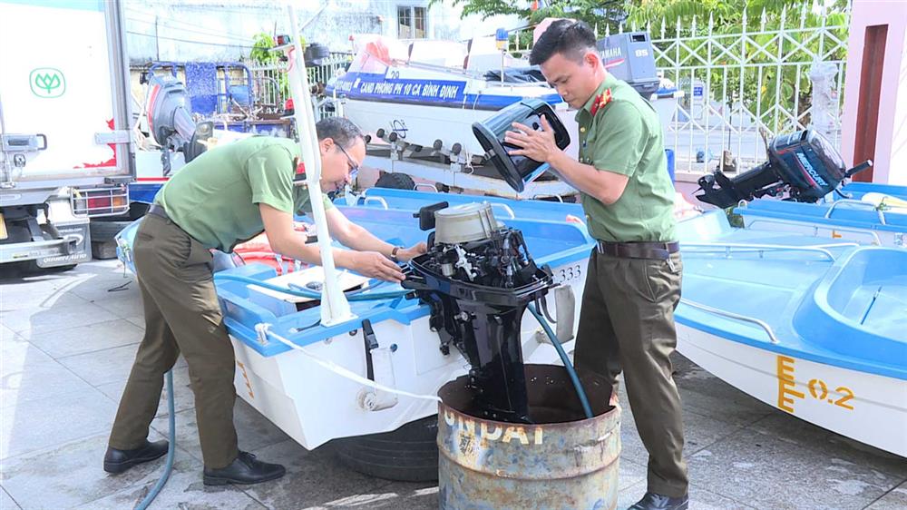 Công an huyện Tuy Phước kiểm tra phương tiện ca nô sẵn sàng tham gia cứu nạn, cứu hộ.
