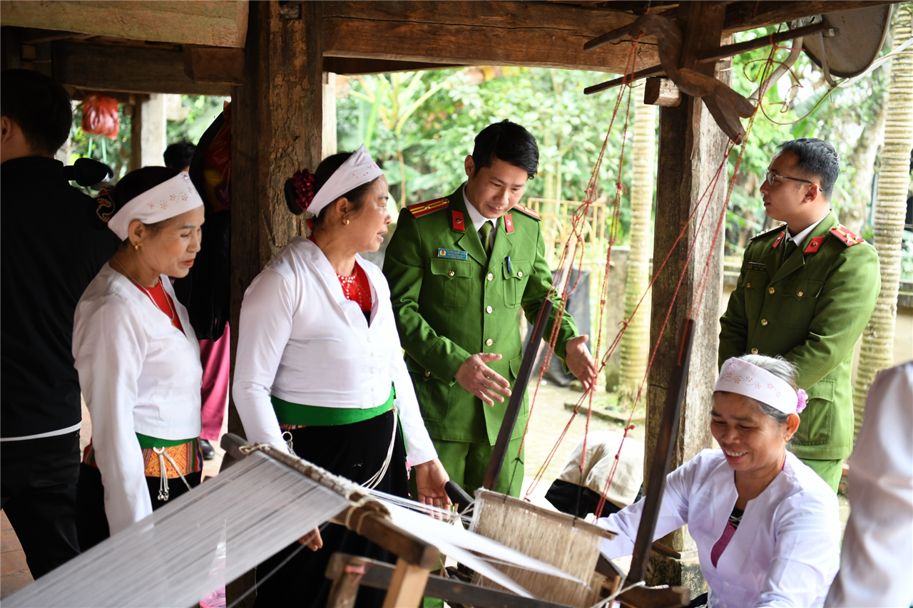 Lực lượng Công an cơ sở luôn bám dân, bám bản.