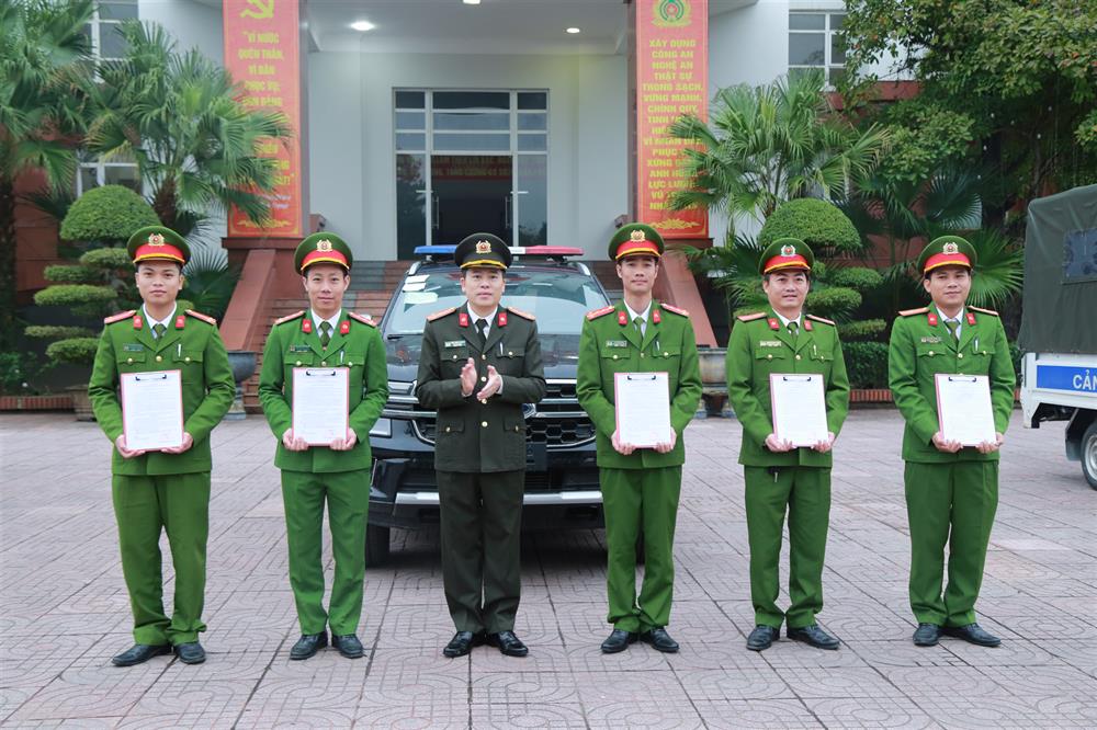 Đại tá Trần Hồng Quang, Phó Giám đốc Công an tỉnh trao Quyết định bàn giao phương tiện cho Công an các địa phương.