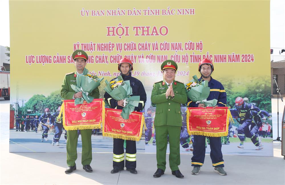 Đại tá Phạm Văn Lương trao thưởng cho các đội có thành tích xuất sắc.