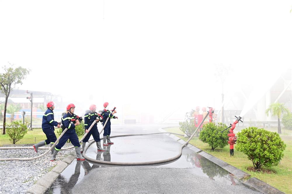 Lực lượng Cảnh sát PCCC và CNCH triển khai đội hình chữa cháy.