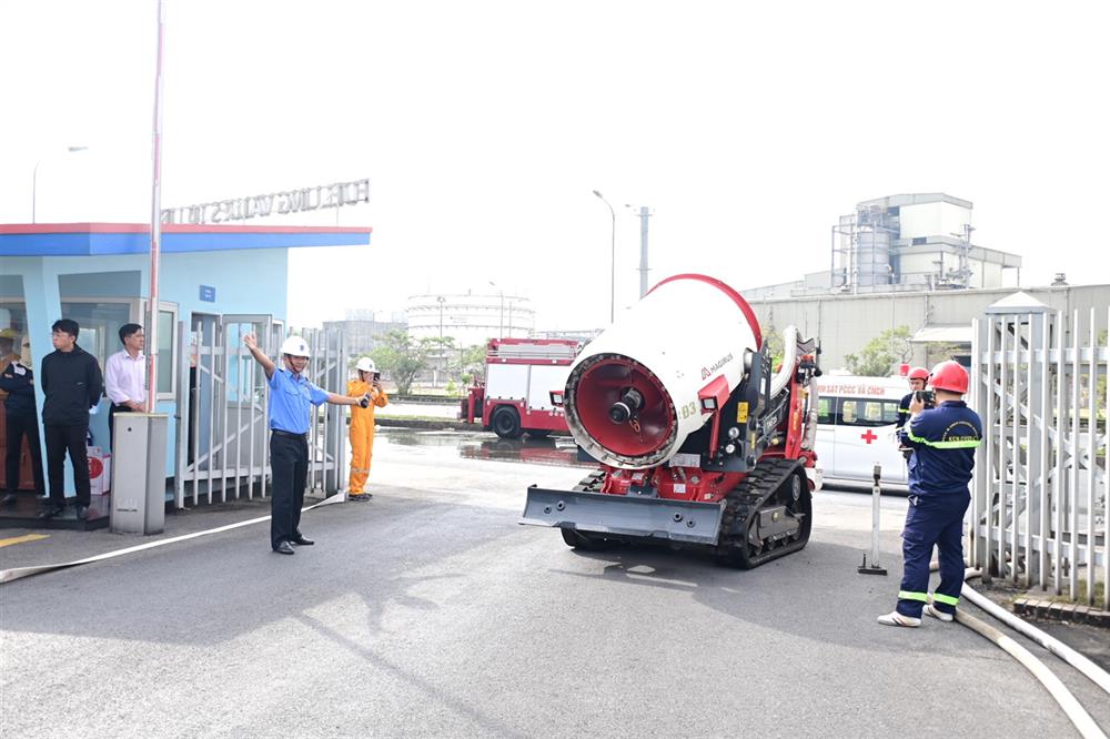 Lực lượng Cảnh sát PCCC và CNCH triển khai robot chữa cháy.