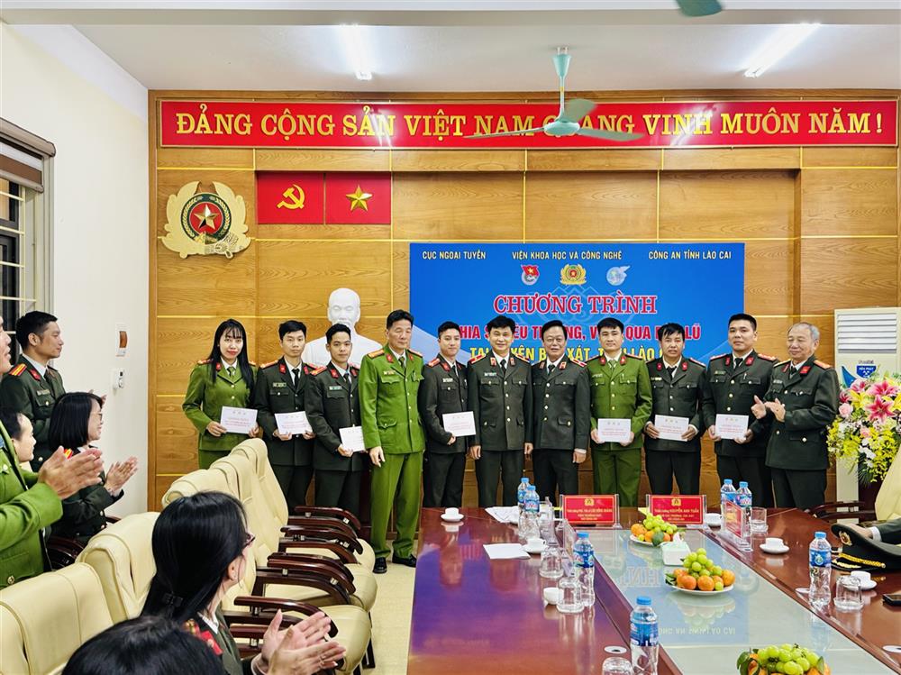 Đoàn công tác trao quà tặng Công an 5 xã biên giới khó khăn của huyện Bát Xát gồm các xã: Tòng Sành, Phìn Ngan, Bản Xèo, Mường Vi và A Mú Sung; trao 15 suất quà tặng gia đình các CBCS bị thiệt hại nặng nề trong đợt bão số 3 vừa qua.