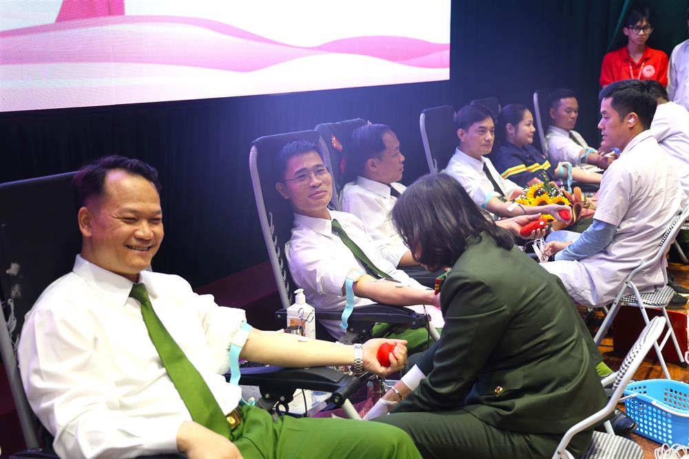 Đại tá Nguyễn Hữu Bình, Phó Giám đốc Công an tỉnh tham gia hiến máu.