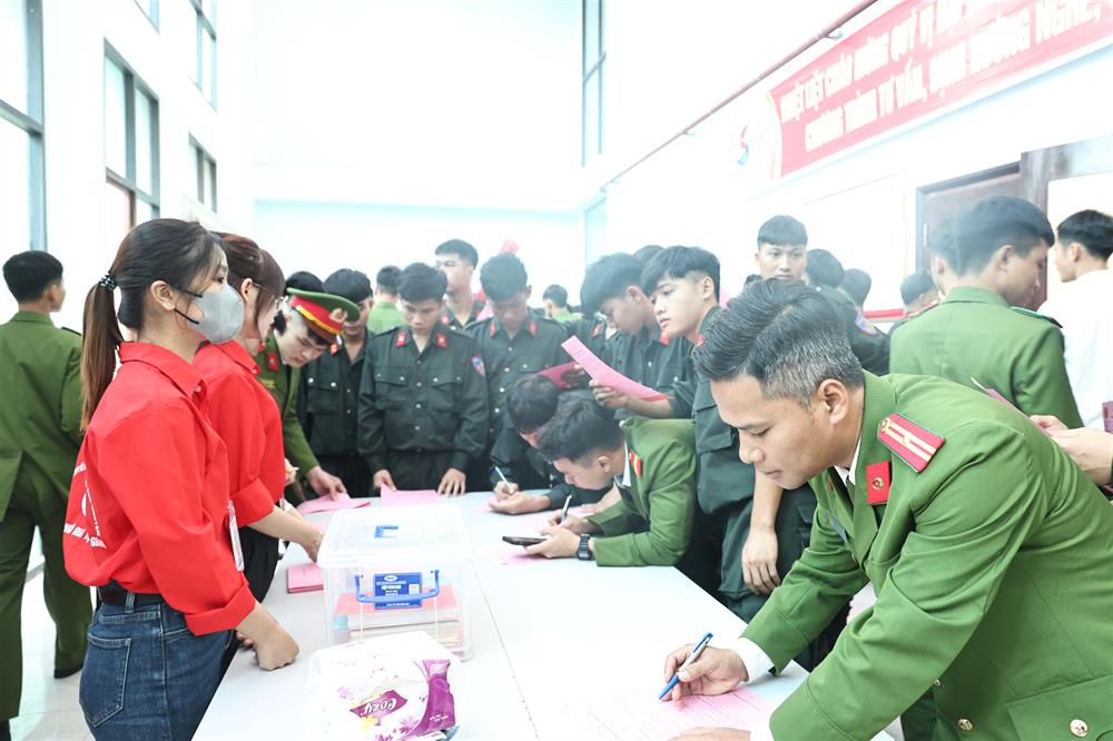 Cán bộ, chiến sĩ đăng ký tham gia hiến máu.