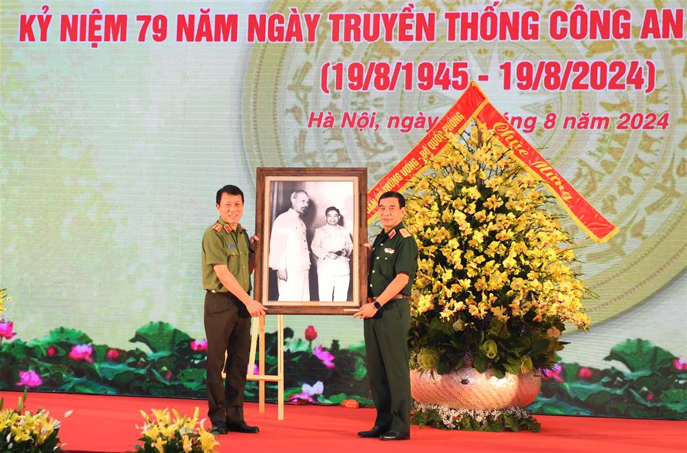 Thay mặt Quân ủy Trung ương, Bộ Quốc phòng, Đại tướng Phan Văn Giang, Ủy viên Bộ Chính trị, Bộ trưởng Bộ Quốc phòng trao bức ảnh Bác Hồ tặng Đảng ủy Công an Trung ương, Bộ Công an, tại buổi gặp mặt Kỷ niệm 79 năm Ngày truyền thống Công an nhân dân Việt Nam (19/8/1945 – 19/8/2024).