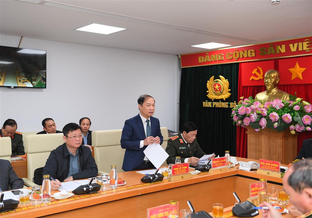 đồng chí: Phạm Tất Thắng, Ủy viên Trung ương Đảng, Phó Trưởng ban Thường trực Ban Dân vận Trung ương phát biểu tổng hợp ý kiến tham luận tại Hội nghị.