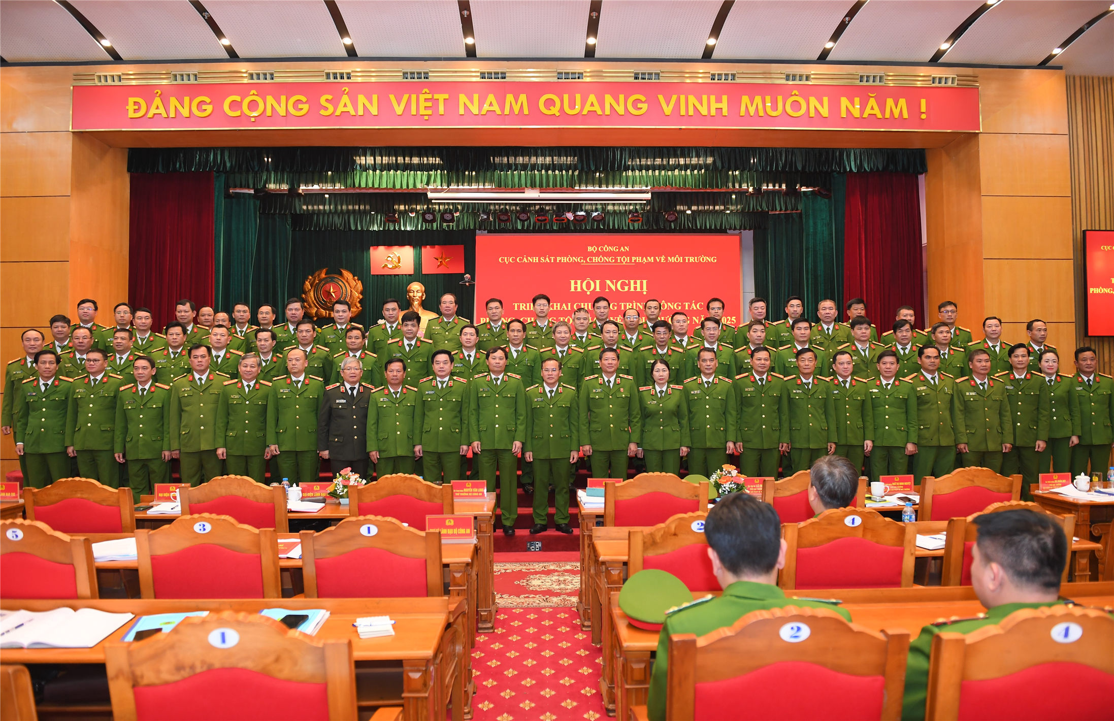 Thứ trưởng Nguyễn Văn Long cùng các đại biểu dự Hội nghị.