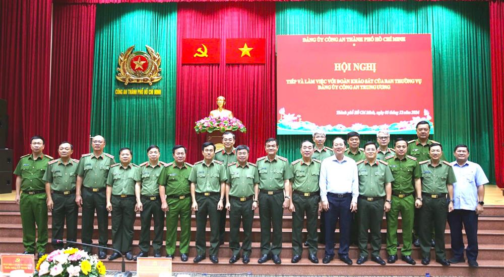Thứ trưởng Trần Quốc Tỏ cùng các đại biểu dự buổi làm việc.
