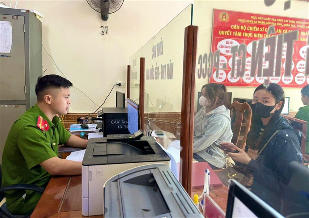 Kịp thời giải quyết các thủ tục hành chính cho người dân.