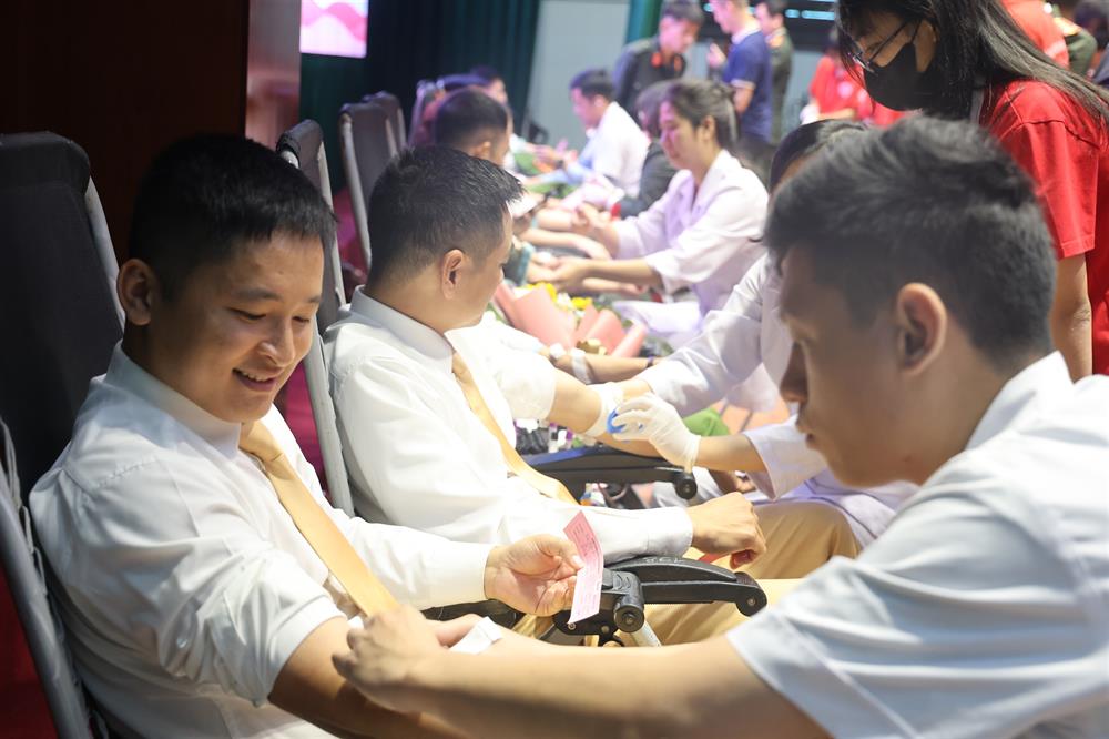 Cán bộ, chiến sĩ tham gia hiến máu.