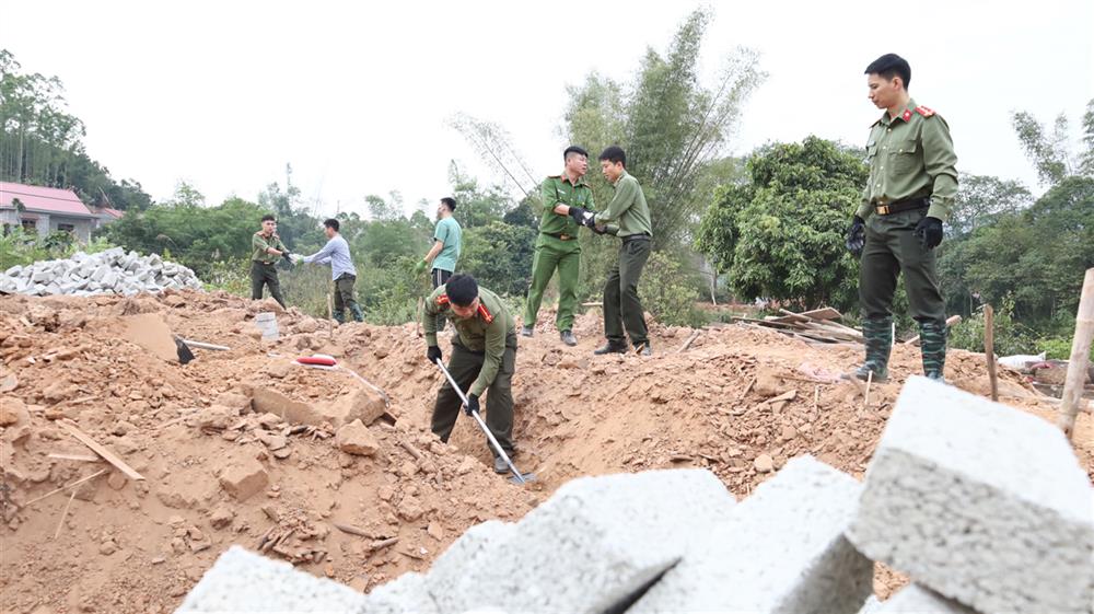 Các CBCS hỗ trợ vận chuyển vật liệu, đào móng xây dựng.