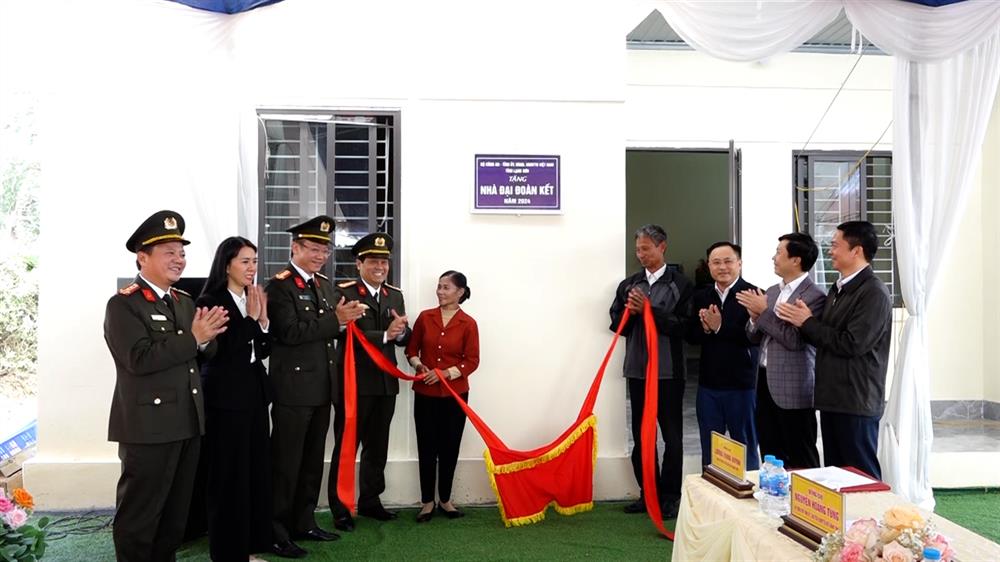 Các đồng chí lãnh đạo và hộ gia đình được hỗ trợ thực hiện Nghi lễ bàn giao nhà mẫu.